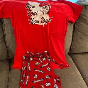 GEORGIA BULLDOGS PAJAMA PANTS (M) AND TSHIRT (L)
